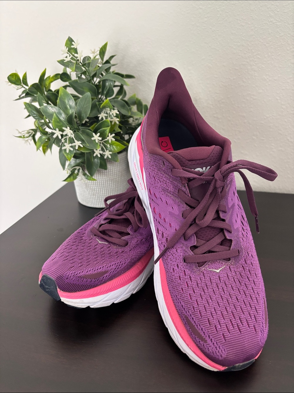 Women’s HOKA Clifton 8 Like New Size 9.5 Grape/Wine/Beautyberry
